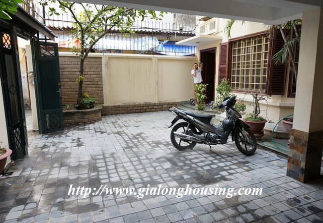 Nice house with big yard in Ngoc Khanh for rent 6