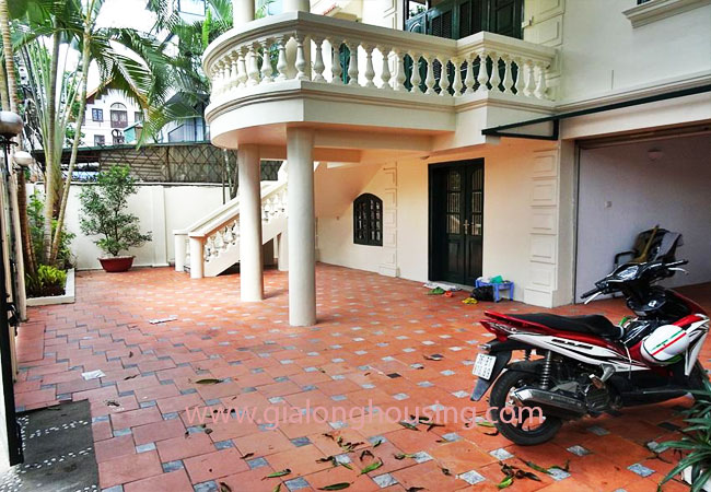 House with front courtyard on To Ngoc Van, Tay Ho for rent 2