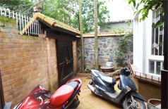 4 bedroom house for rent in Tay Ho district, small courtyard