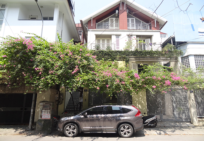 Beautiful house with car access in Thuy Khue, next to the lake 
