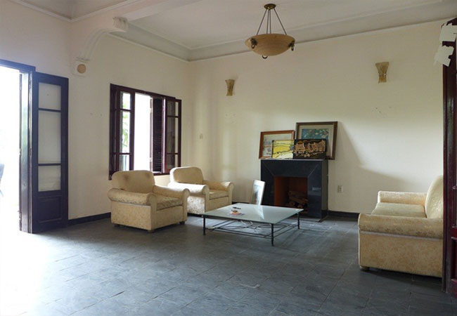 Big empty house for rent in Tay Ho with easy car access