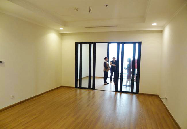Brand new and good price apartment for rent in R6 Royal City 