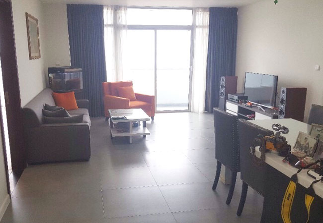 Bright apartment in Watermark Lac Long Quan for rent 