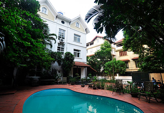Cho thuê Biệt Thự sân vườn, bể bơi rộng lón ở Tô Ngọc Vân