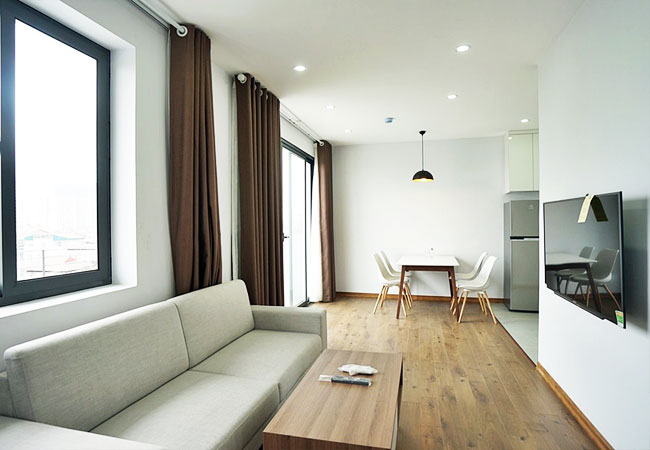 Cho thuê căn hộ 2 phòng ngủ, tầng cao, có sân rộng ở phố Trịnh Công Sơn, quận Tây Hồ