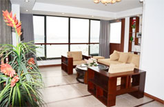 Cho thuê căn hộ dịch vụ view hồ Tây ở phố Nhật Chiêu.