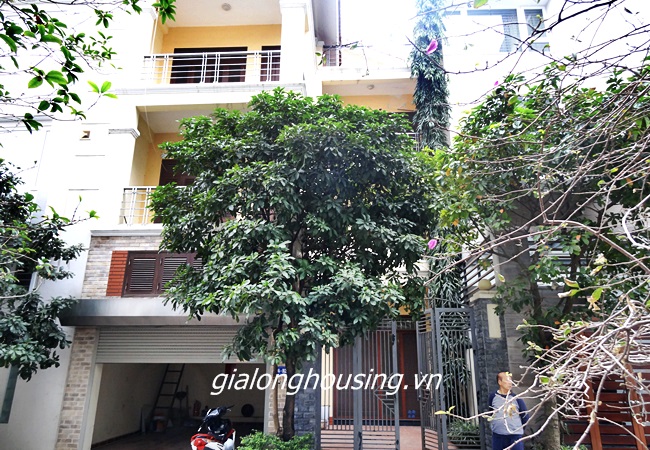 Cho thuê nhà 100m2 x 3.5 tầng ở ngõ 1 Nguyễn Hoàng Tôn, phường Xuân La, Tây Hồ.