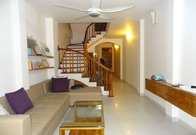 Cho thuê nhà mới, nội thất đầy đủ ở Đặng Thai Mai, Tây Hồ.