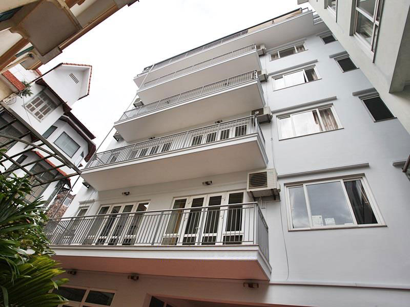 Cho thuê nhà nhiều phòng ngủ, có bể bơi ở phố Tô Ngọc Vân, quận Tây Hồ.