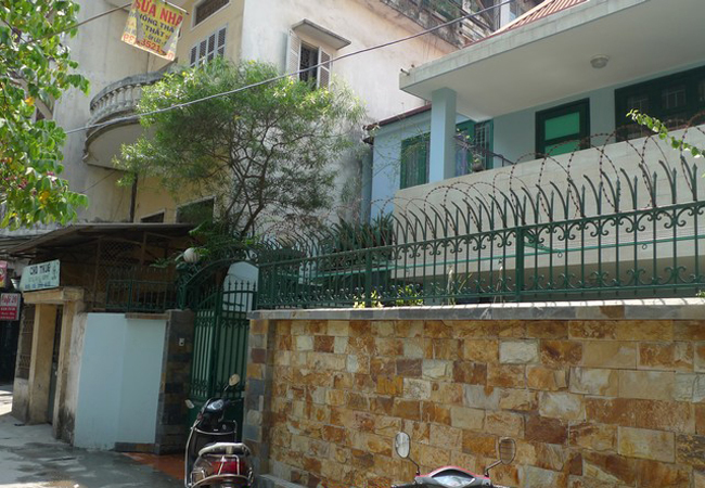 Garden house with 2,5 floor for rent in Doi Can 