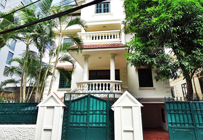 House with front courtyard on To Ngoc Van, Tay Ho for rent