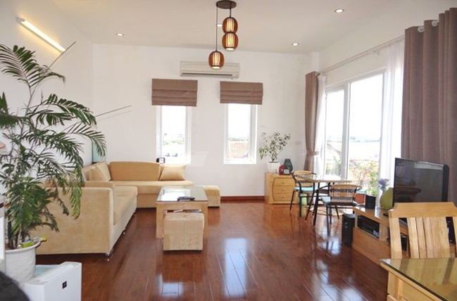 Lake view apartment in Tu Hoa street, lane 1 Au Co for rent 