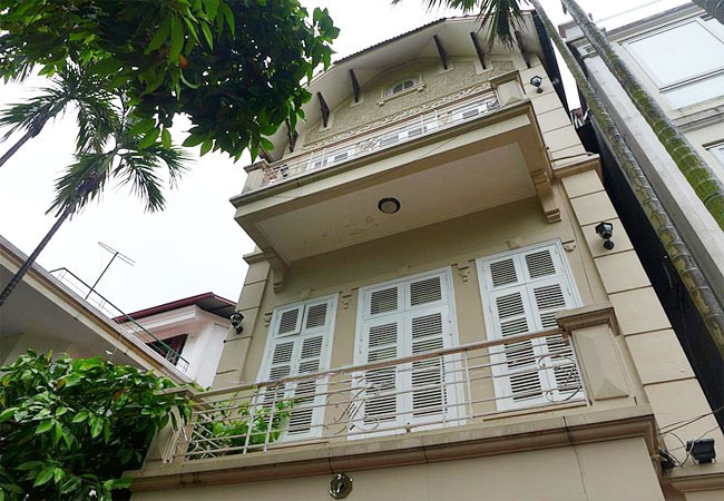 Large house in lane of Tay Ho street for rent 