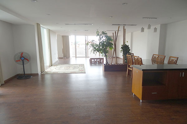 Spacious apartment with lake view near Tay Ho pagoda for rent 