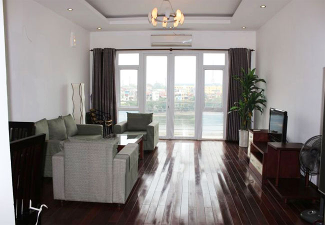 Tran Vu lake view apartment for rent 