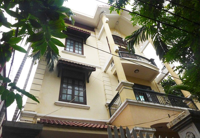 Unfurnished big house in Tay Ho with 5 bedrooms for rent 