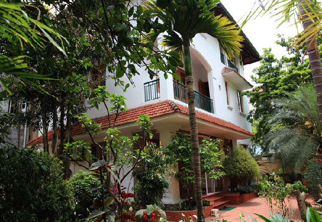 Unfurnished garden villa for rent in To Ngoc Van